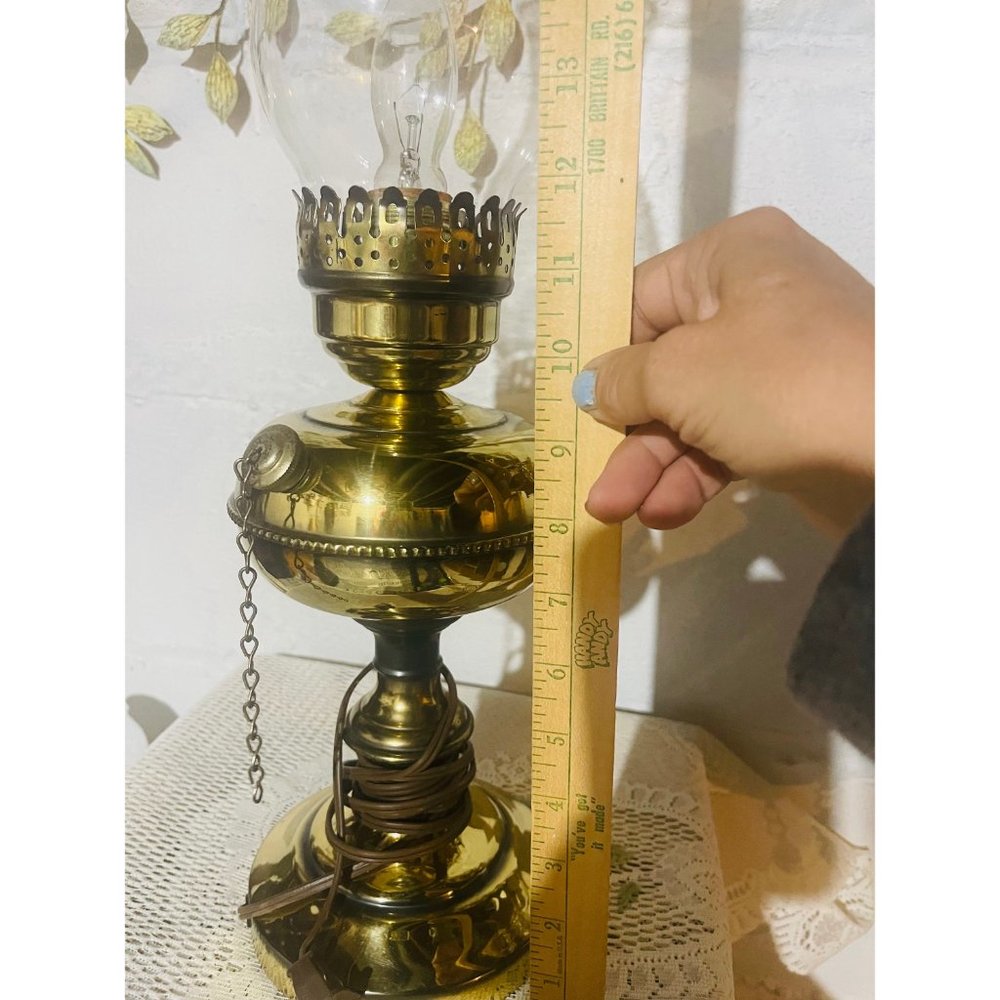 A beautiful vintage brass lamp with glass chimney, old oil lamp converted to ele - Picture 4 of 10